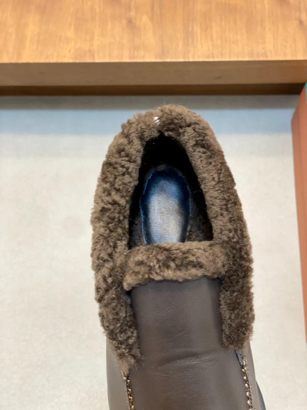 Men's Men's Shoes💰860 LoroPiana/nuoyoupiana men's new autumn and winter wool shoes, Dongguan-made raw materials are in great demand! This casual shoe is made of imported calfskin, with a full wool lining and insole for an extraordinarily comfortable and warm wearing experience. The ultra-light two-color rubber sole creates a charming modern aesthetic. There is an LP logo on the bottom. The style is simple and fashionable, and the upper foot is comfortable, warm and breathable! Comes complete with original box packaging! Size: 39-40-41-42-43-44 standard leather shoe size (45/46 can be customized but does not support returns)